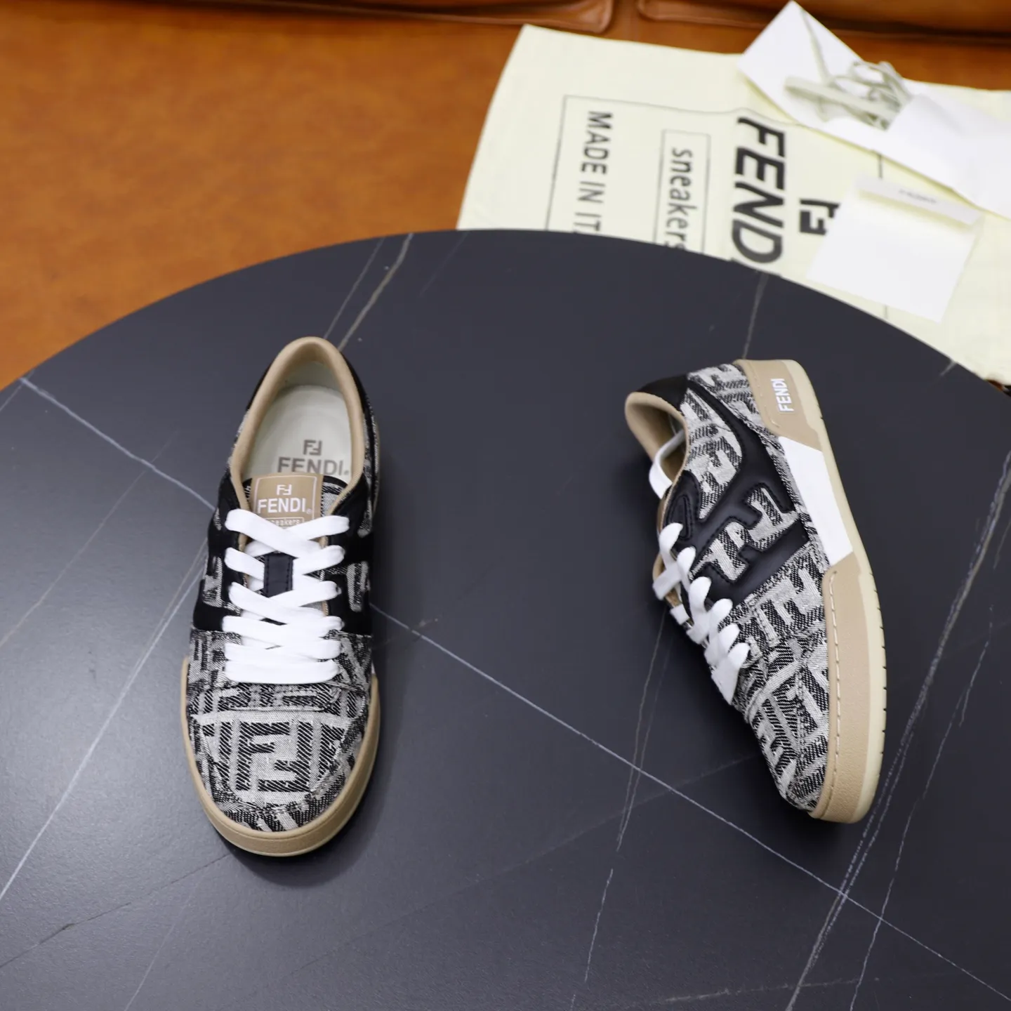 Ex-factory price: 640🔥Couple model (top original order) Brand: FENDI Size: 35-44 (customized for men 38 and 45) Grade: original order quality High version Material: Imported original cowhide stitching ➕ High-quality and comfortable lining Original TPU lightweight anti-slip outsole Style category: Travel fashion casual shoes Versatile trend